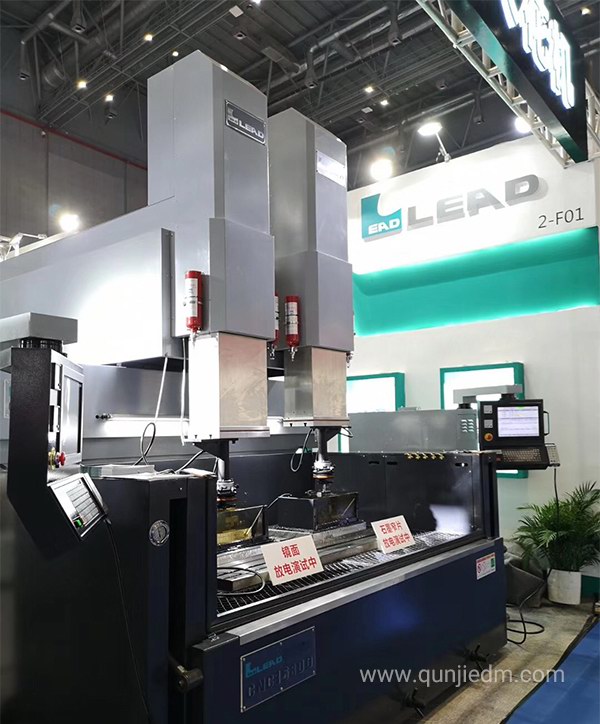 群基牛头式双主轴数控火花机 CNC 1680D 正在进行镜面放电加工及石墨窄片放电加工演示2