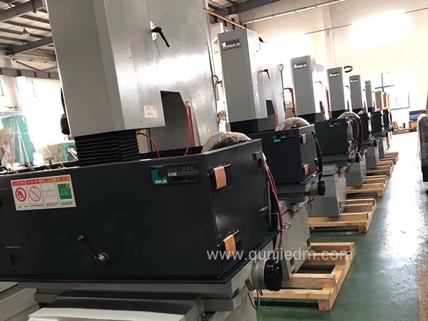 群基ZNC火花机 CJ345