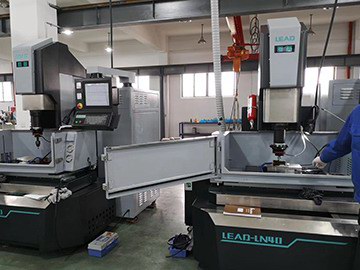 群基数控镜面火花机LN40新机交付客户